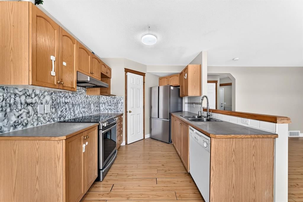145 Martinvalley Crescent NE, Calgary — photo 5 of 40