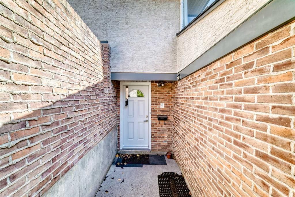 410 Brae Glen Crescent SW, Calgary — photo 3 of 48