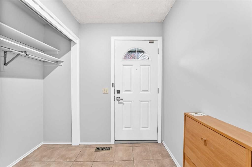 410 Brae Glen Crescent SW, Calgary — photo 4 of 48