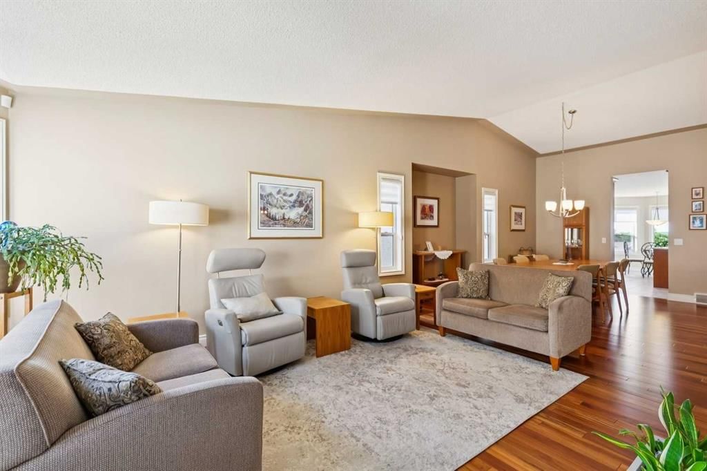 121 Sierra Morena Green SW, Calgary — photo 5 of 37