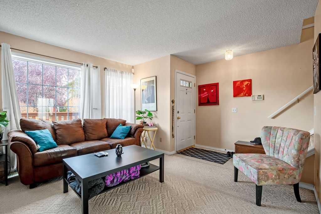 237 Mt Aberdeen Circle SE, Calgary — photo 4 of 22