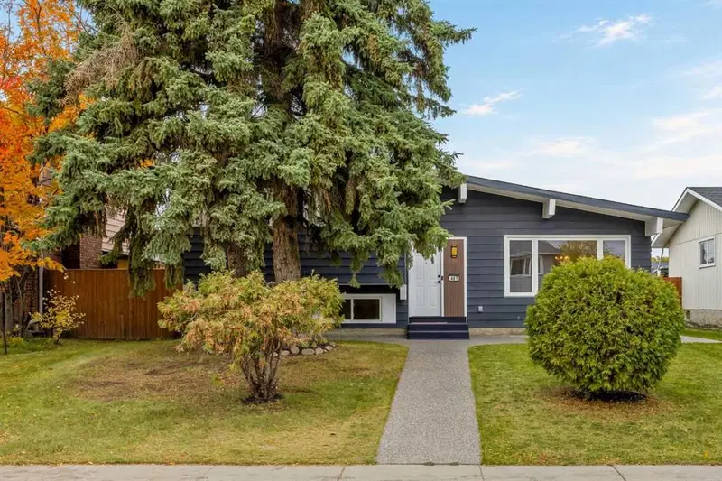 467 Queen Charlotte Road SE, Calgary — main listing photo