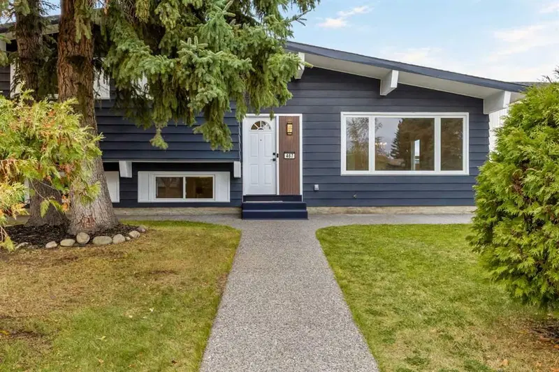 467 Queen Charlotte Road SE, Calgary — photo 2 of 50