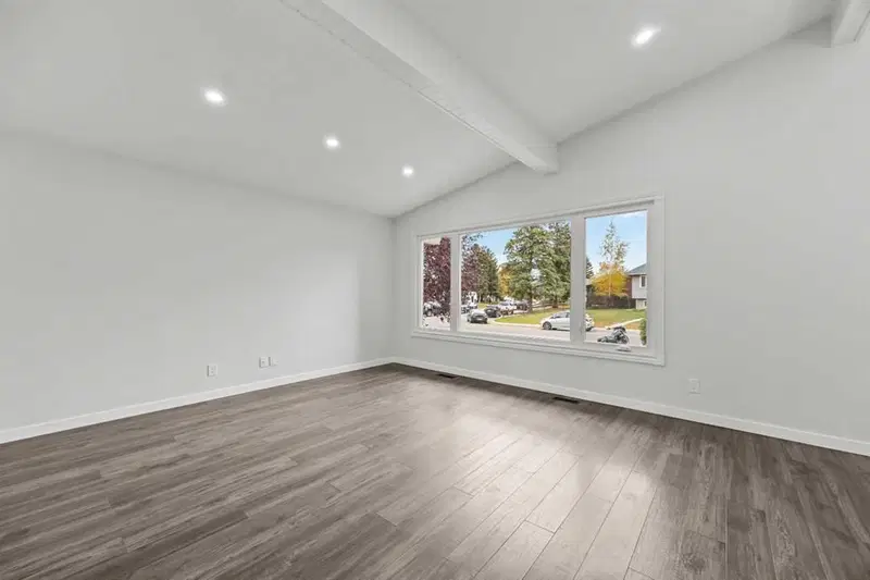 467 Queen Charlotte Road SE, Calgary — photo 4 of 50