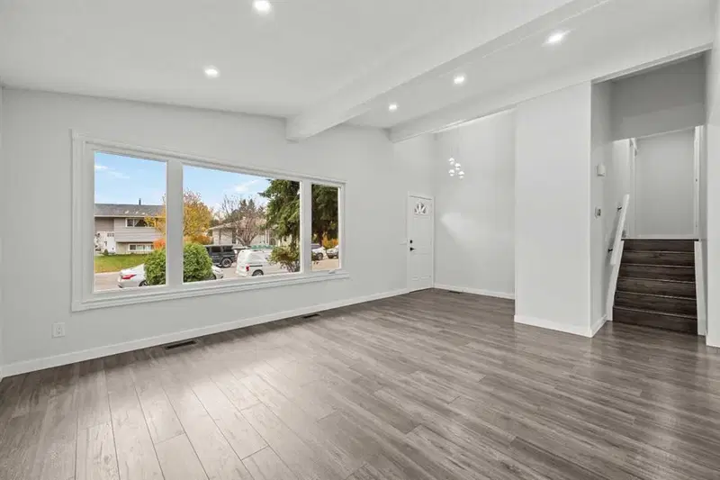 467 Queen Charlotte Road SE, Calgary — photo 5 of 50