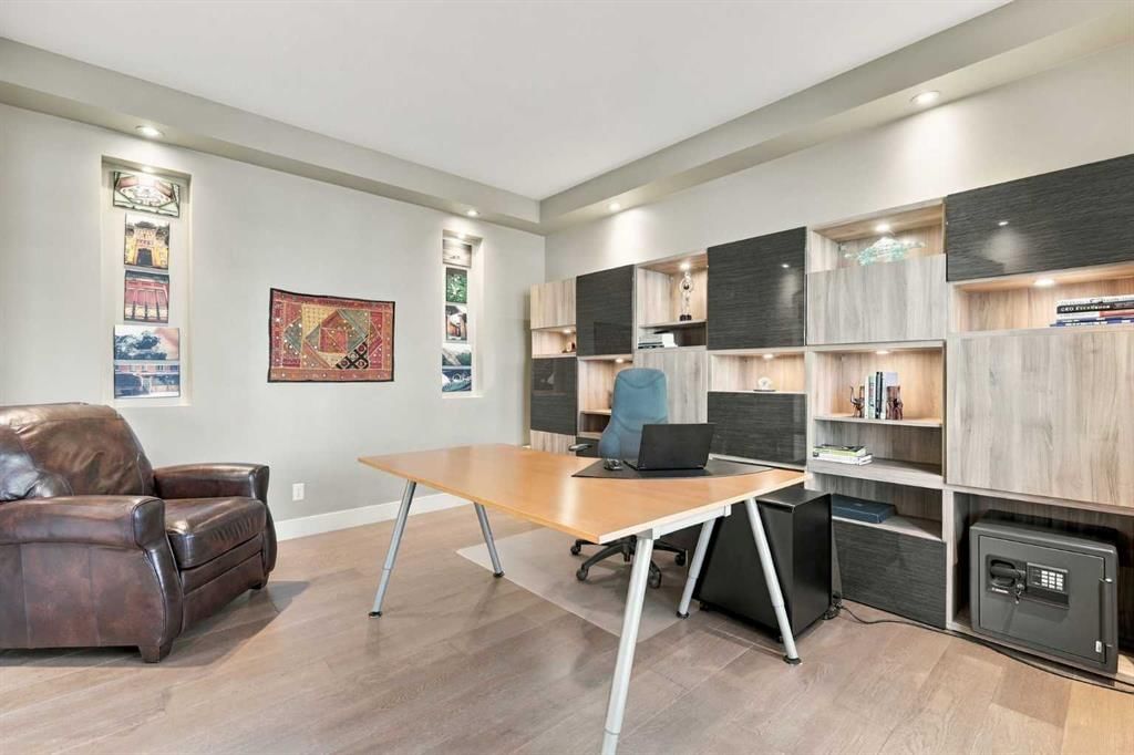 1727 Westmount Road NW, Calgary — photo 5 of 48