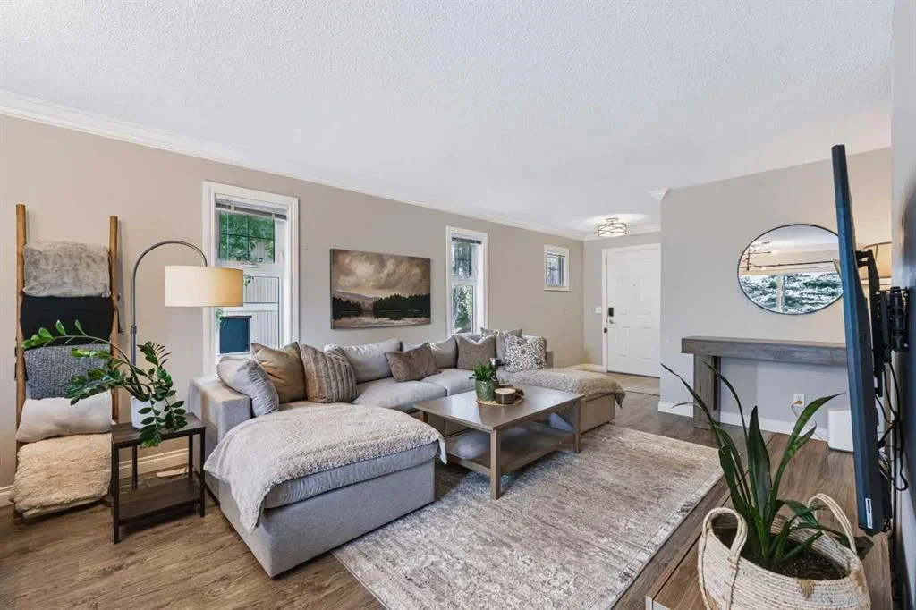 75 Cedarwood Lane SW, Calgary — photo 3 of 40