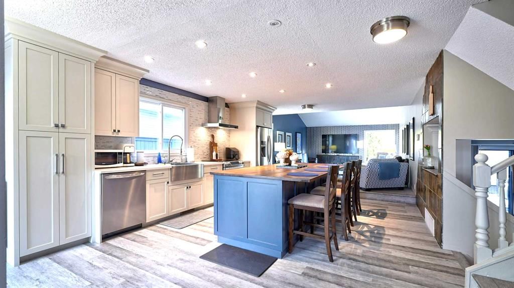 331 Woodbine Boulevard SW, Calgary — photo 3 of 24