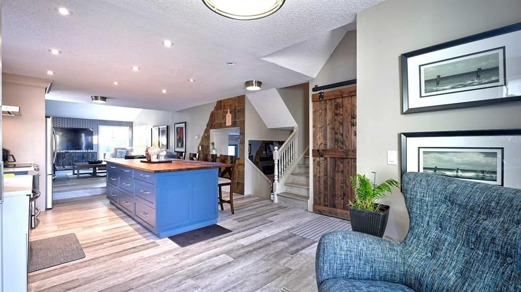 331 Woodbine Boulevard SW, Calgary — photo 5 of 24