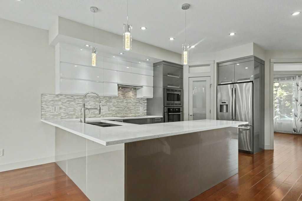 925 41 Street SW, Calgary — photo 4 of 38