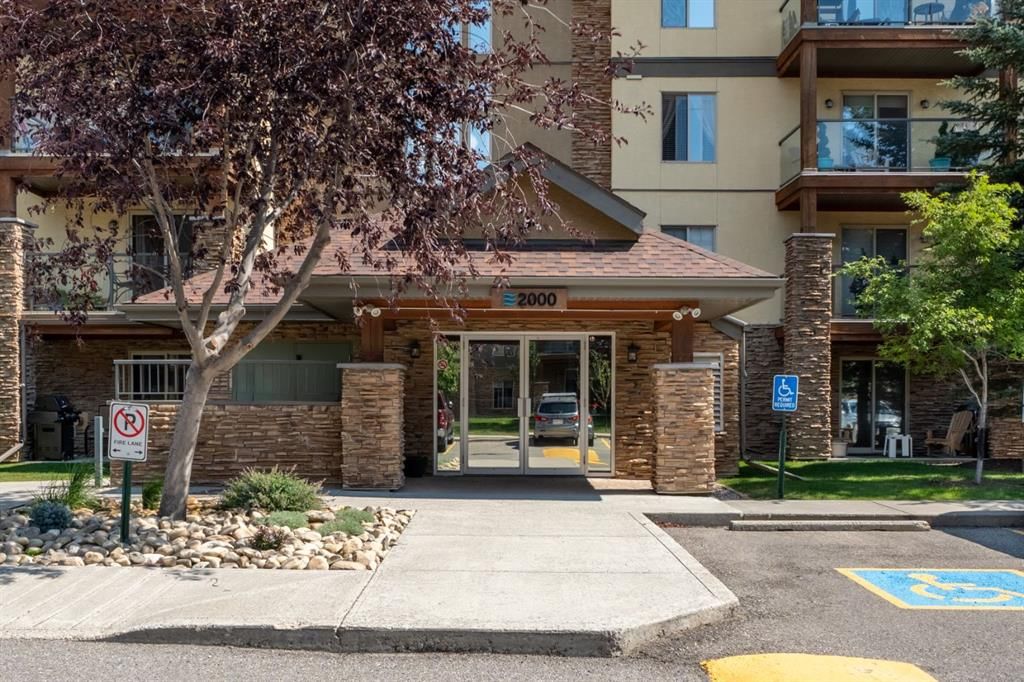 2113, 92 Crystal Shores Road, Okotoks — photo 2 of 42