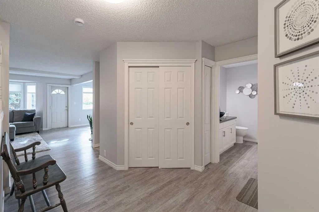 7 Richelieu Court SW, Calgary — photo 4 of 50