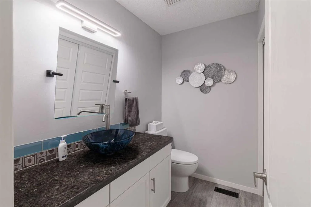 7 Richelieu Court SW, Calgary — photo 5 of 50