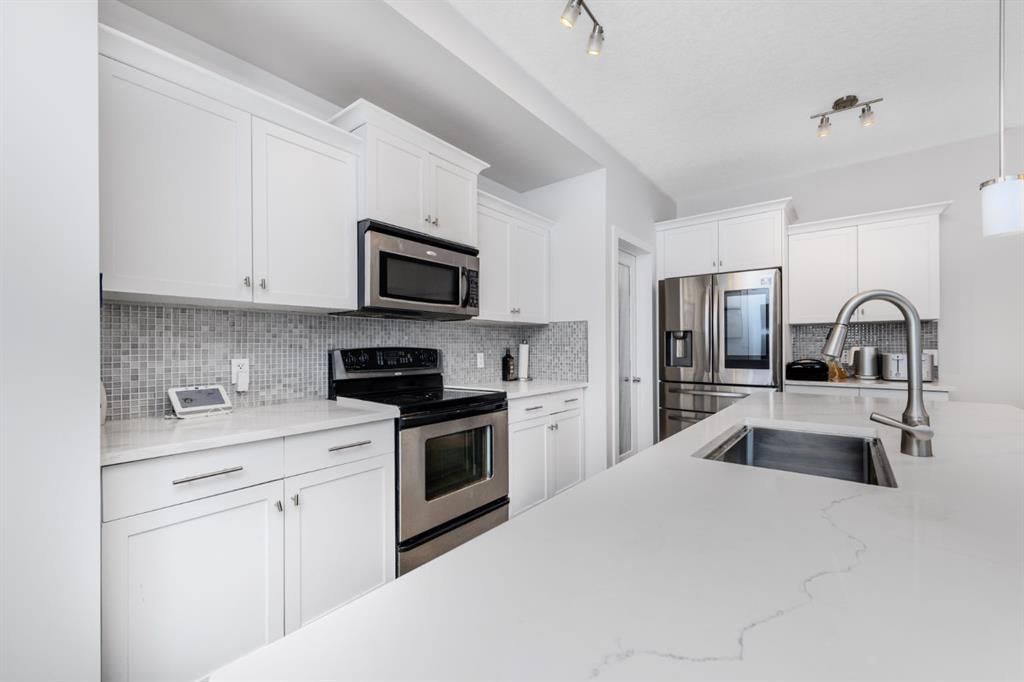 1536 93 Street SW, Calgary — photo 5 of 40