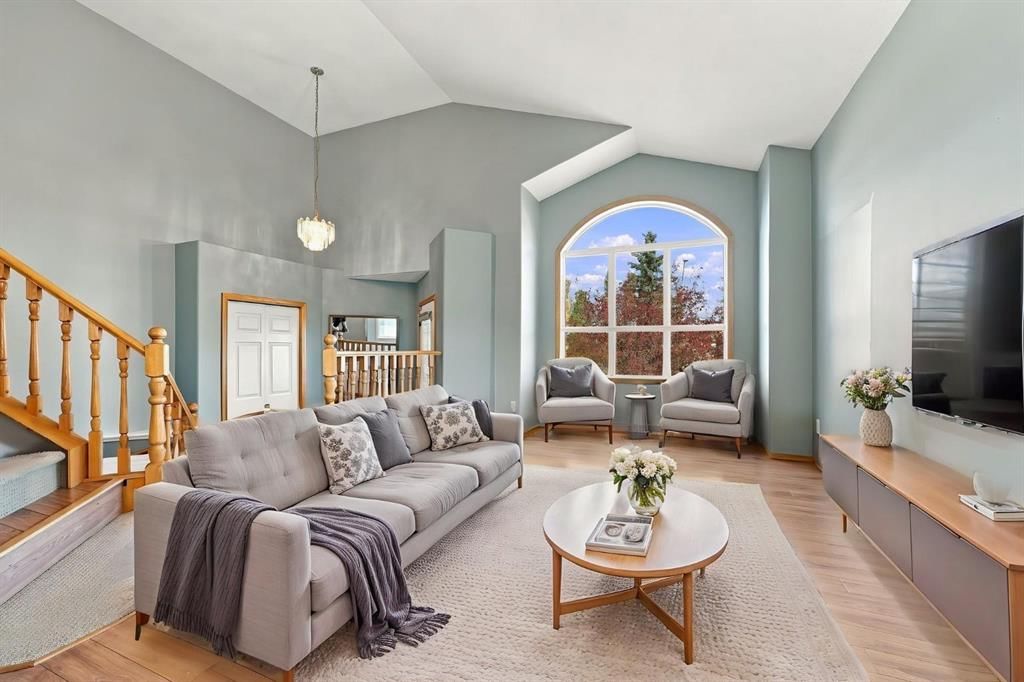 184 Hidden Circle NW, Calgary — photo 4 of 44