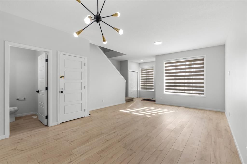 20 Corner Glen Avenue NE, Calgary — photo 3 of 29