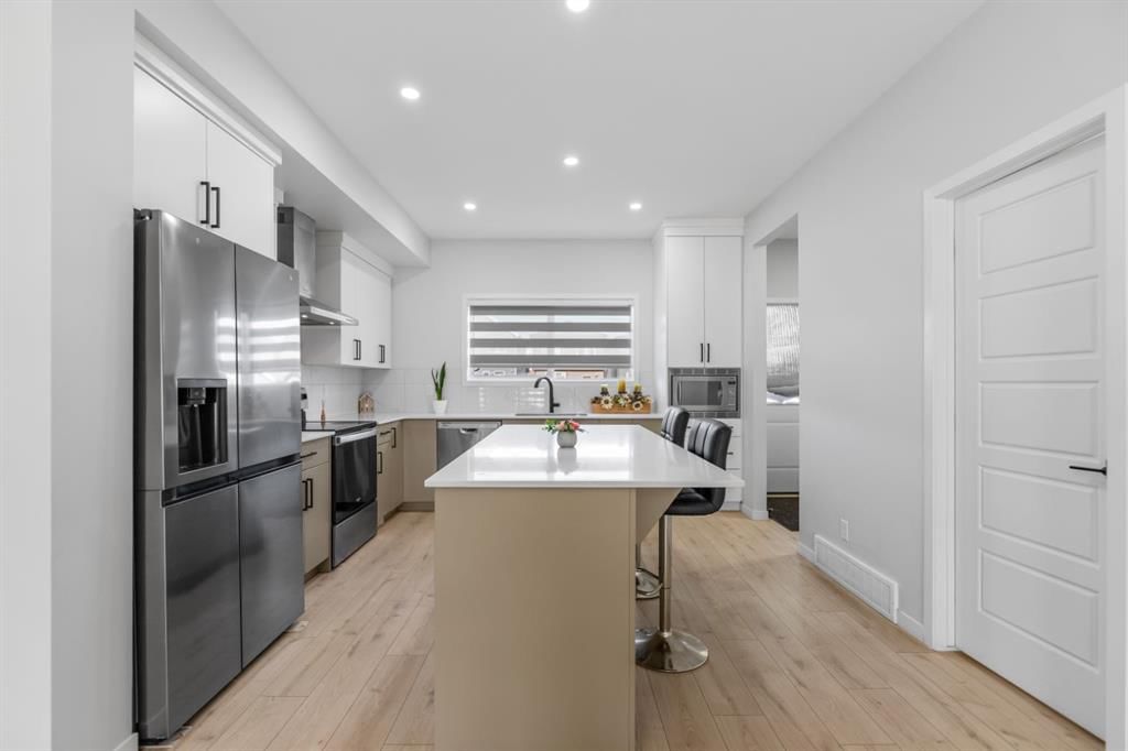 20 Corner Glen Avenue NE, Calgary — photo 4 of 29