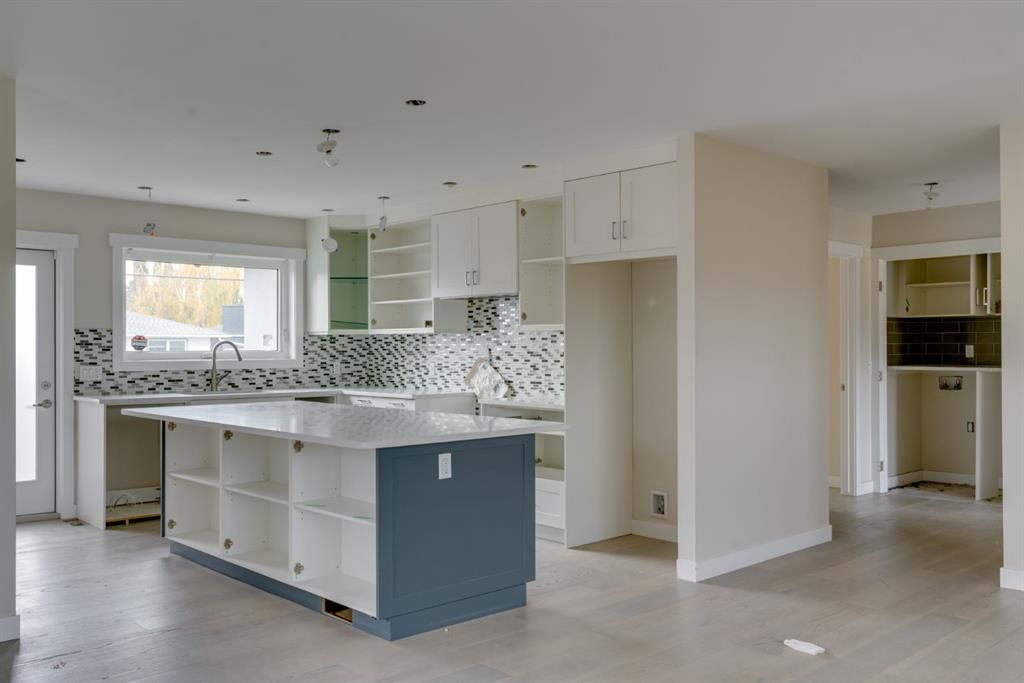 4947 10 Avenue SW, Calgary — photo 4 of 47