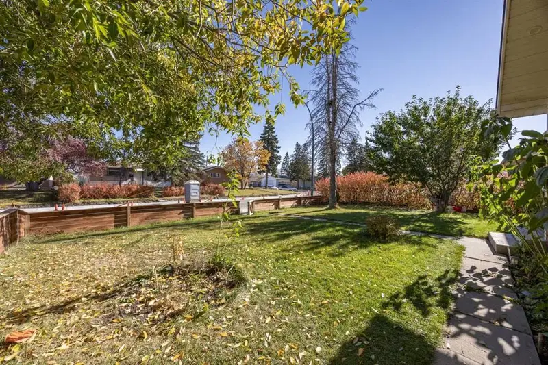 2035 47 Street SE, Calgary — photo 3 of 42