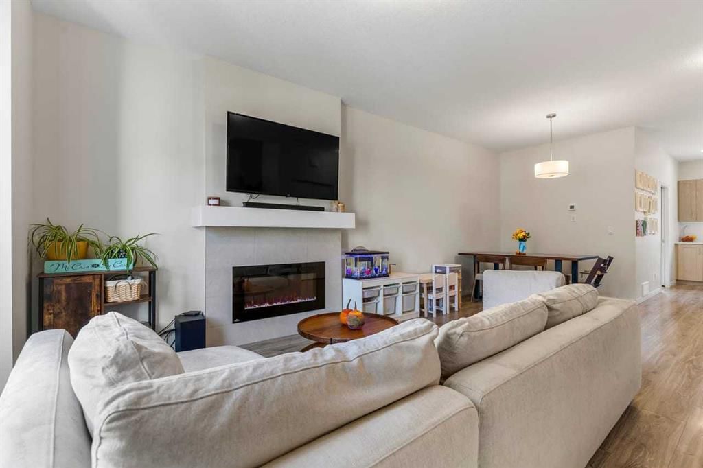 124 South Point Court SW, Airdrie — photo 3 of 50
