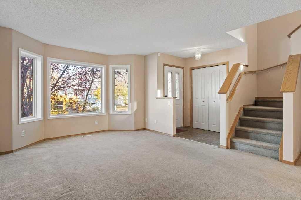 127 Erin Meadow Crescent SE, Calgary — photo 4 of 38