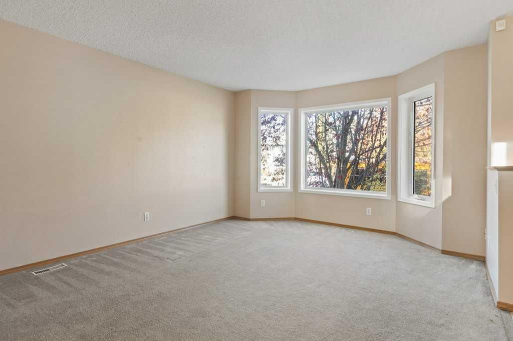 127 Erin Meadow Crescent SE, Calgary — photo 5 of 38