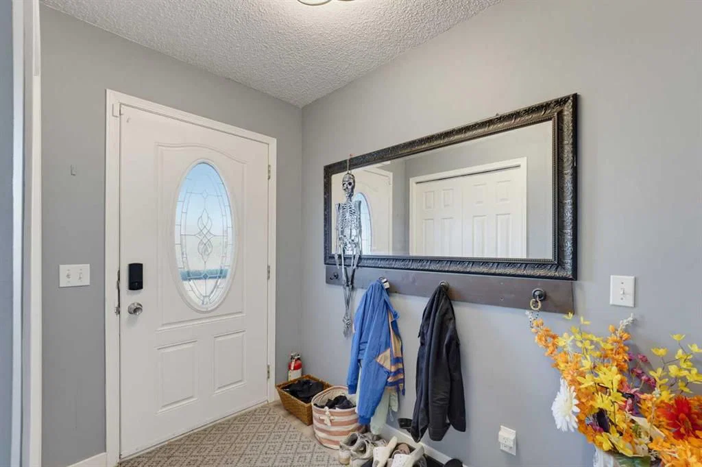 32 Los Alamos Crescent NE, Calgary — photo 4 of 31