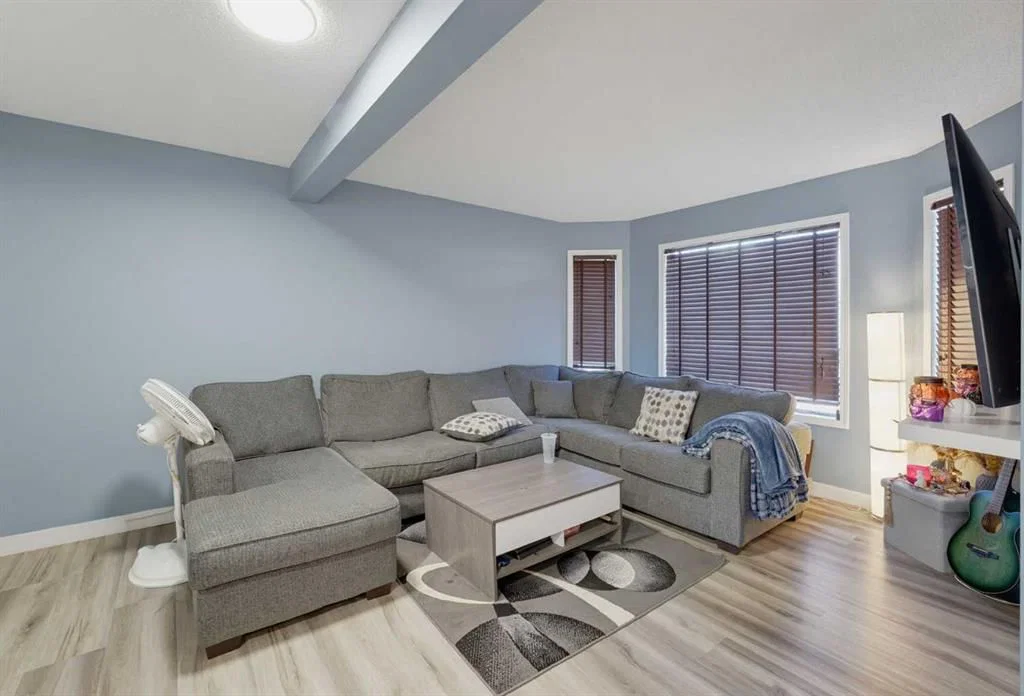 32 Los Alamos Crescent NE, Calgary — photo 5 of 31