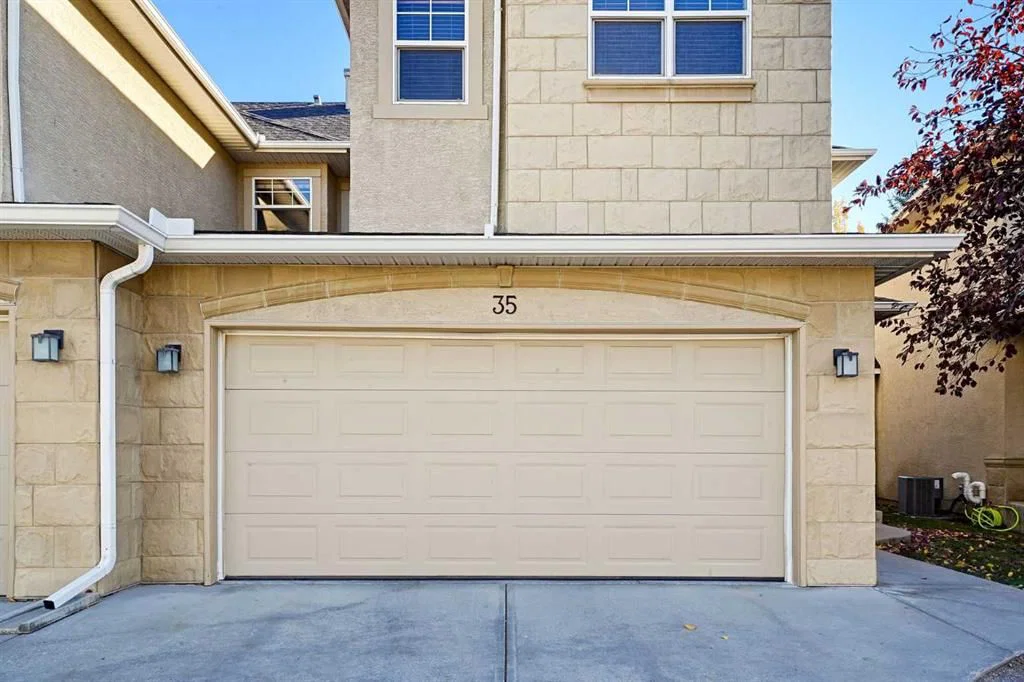 35, 39 Strathlea Common SW, Calgary — photo 3 of 45