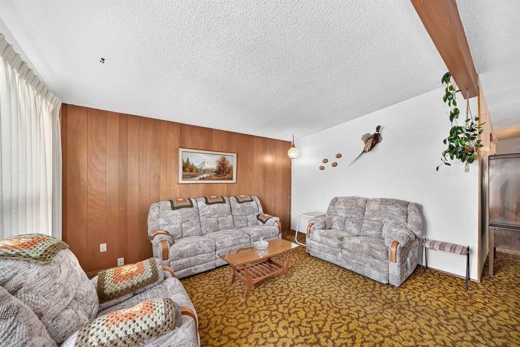 1523 24 Avenue NW, Calgary — photo 4 of 25