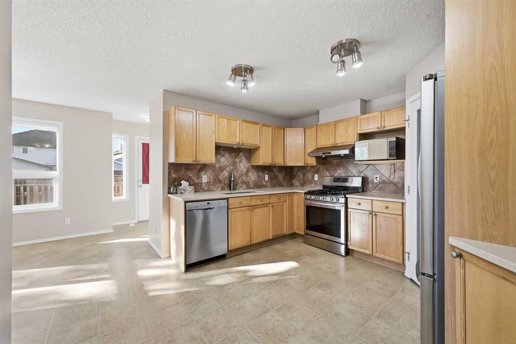 33 Saddlebrook Common NE, Calgary — photo 5 of 36