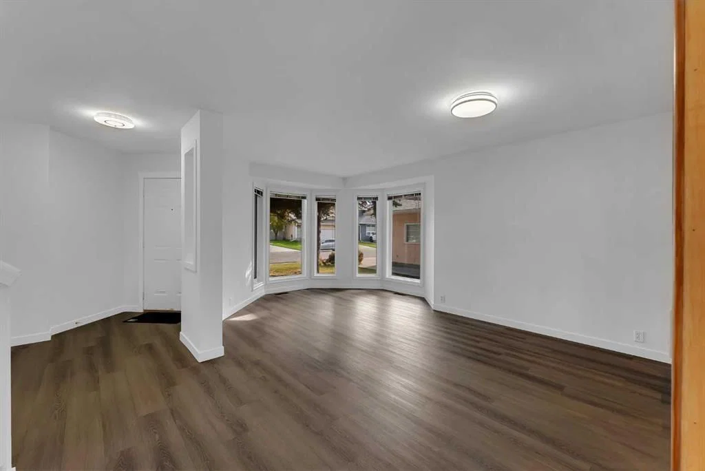 225 Riverwood Close SE, Calgary — photo 3 of 50
