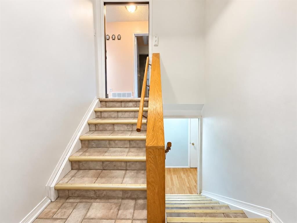 606 34 Avenue NE, Calgary — photo 2 of 25