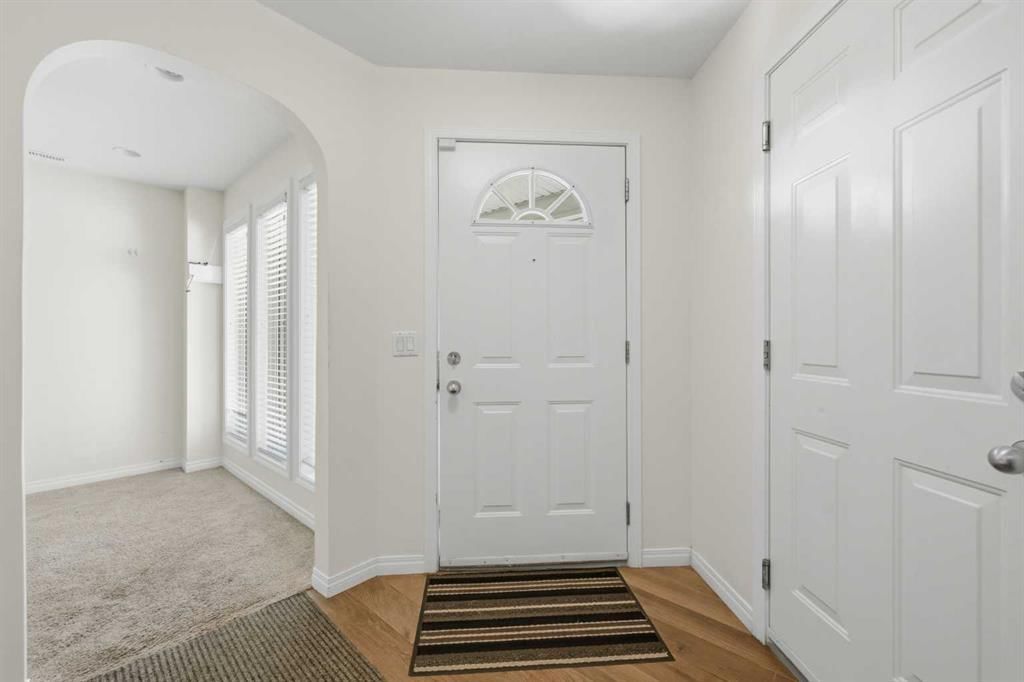 116 Rockyledge Crescent NW, Calgary — photo 2 of 33