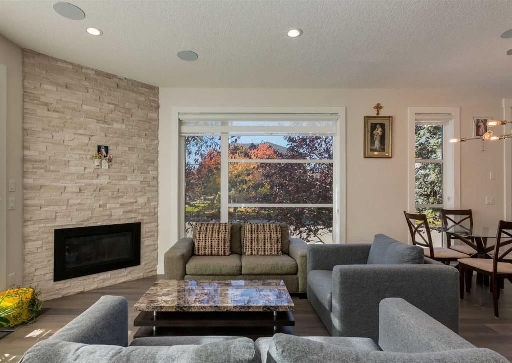 2790 19 Avenue SW, Calgary — photo 4 of 47