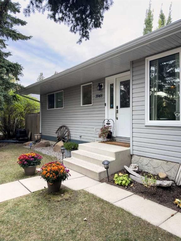 7048 61 Avenue NW, Calgary — photo 2 of 30