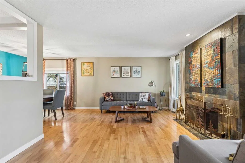 7048 61 Avenue NW, Calgary — photo 4 of 30
