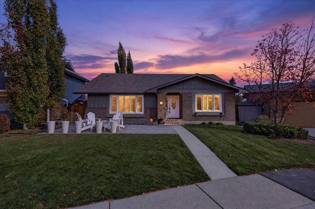 36 Lake Lucerne Close SE, Calgary — photo 3 of 30