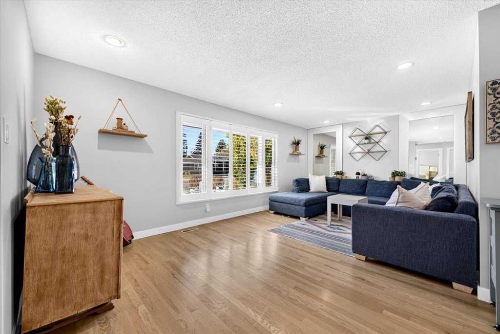 36 Lake Lucerne Close SE, Calgary — photo 4 of 30