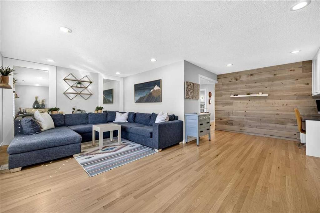 36 Lake Lucerne Close SE, Calgary — photo 5 of 30