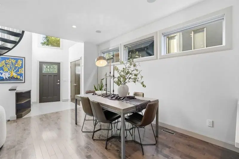 2042 49 Avenue SW, Calgary — photo 4 of 41