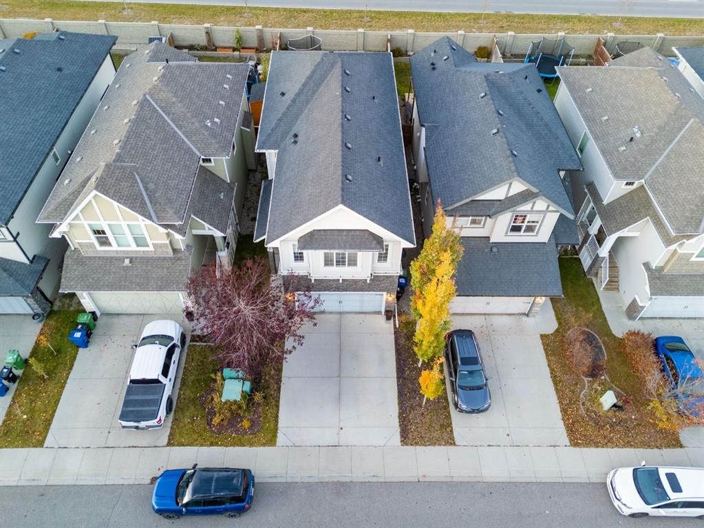 411 Hillcrest Circle SW, Airdrie — photo 3 of 49