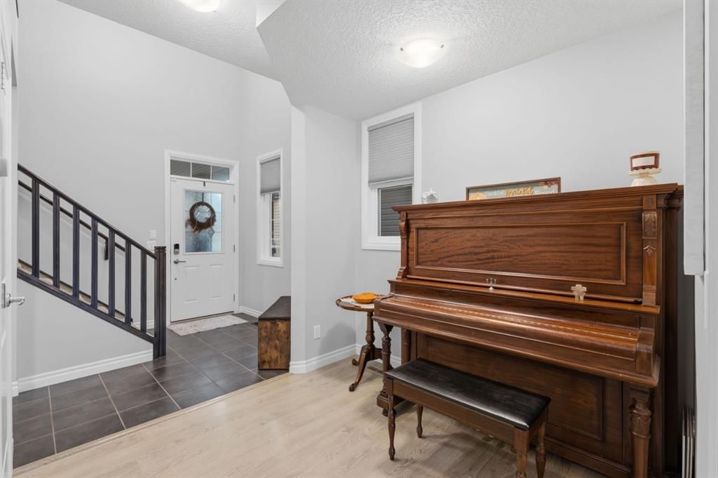 411 Hillcrest Circle SW, Airdrie — photo 5 of 49