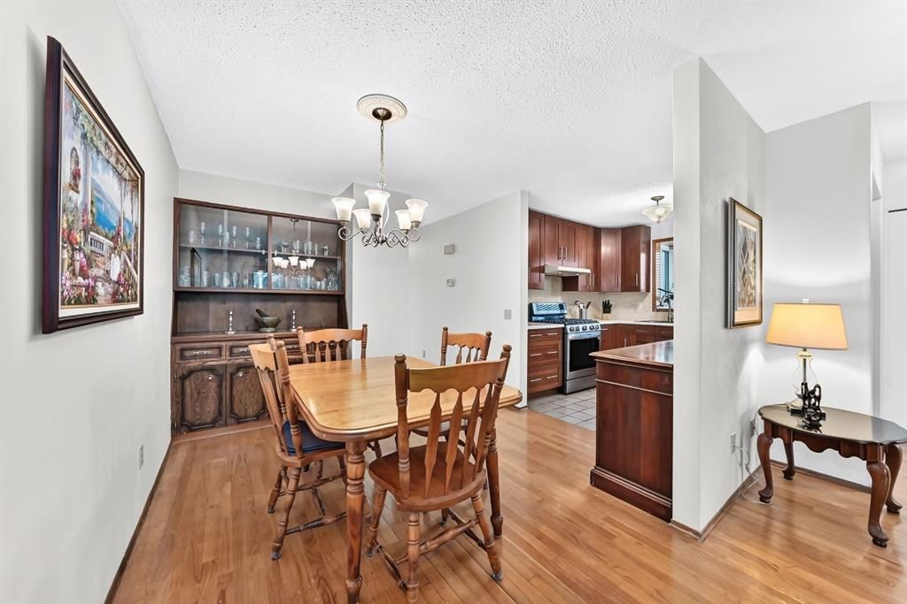 6807 37 Avenue NE, Calgary — photo 3 of 18