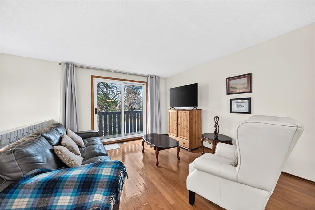 6807 37 Avenue NE, Calgary — photo 4 of 18