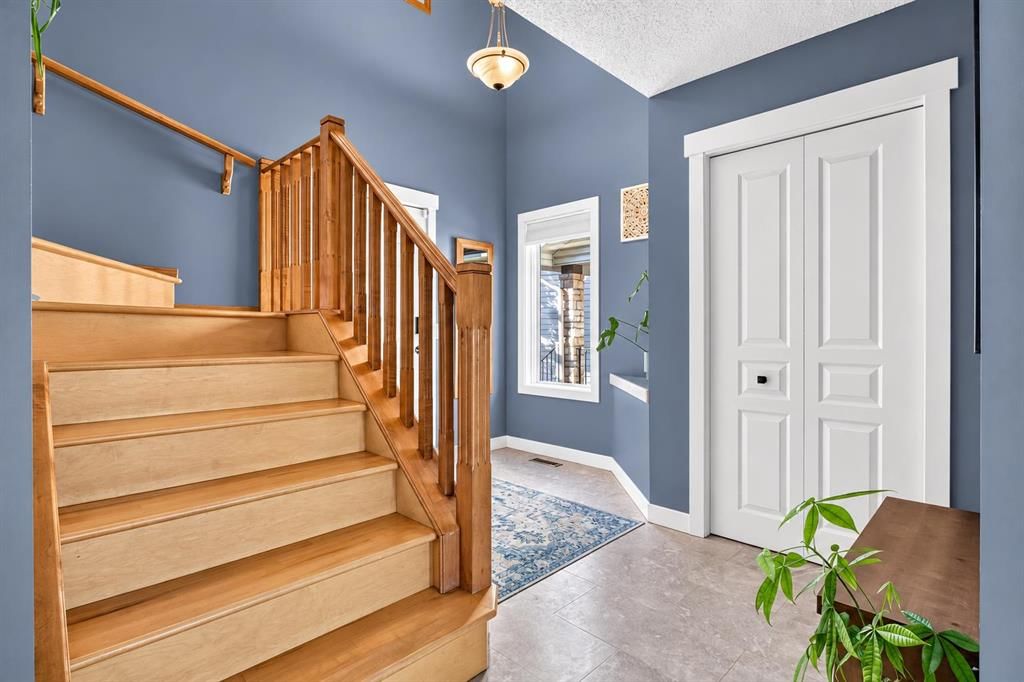 38 Somerside Crescent SW, Calgary — photo 2 of 44