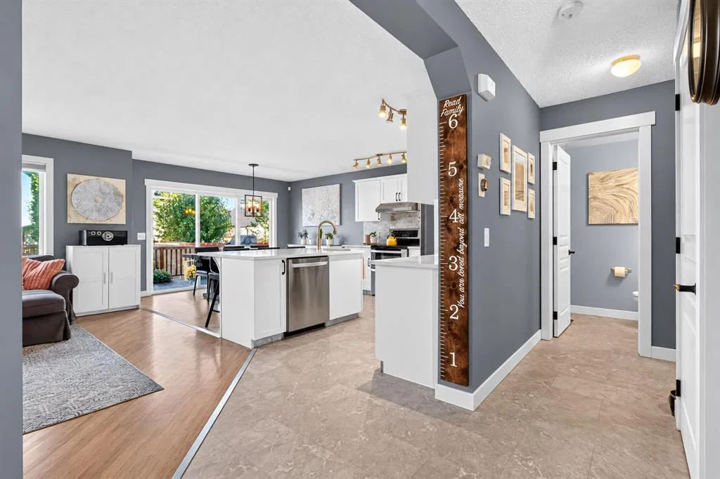 38 Somerside Crescent SW, Calgary — photo 4 of 44