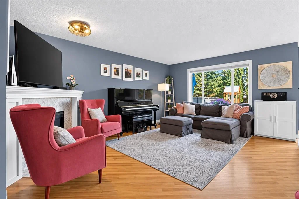 38 Somerside Crescent SW, Calgary — photo 5 of 44