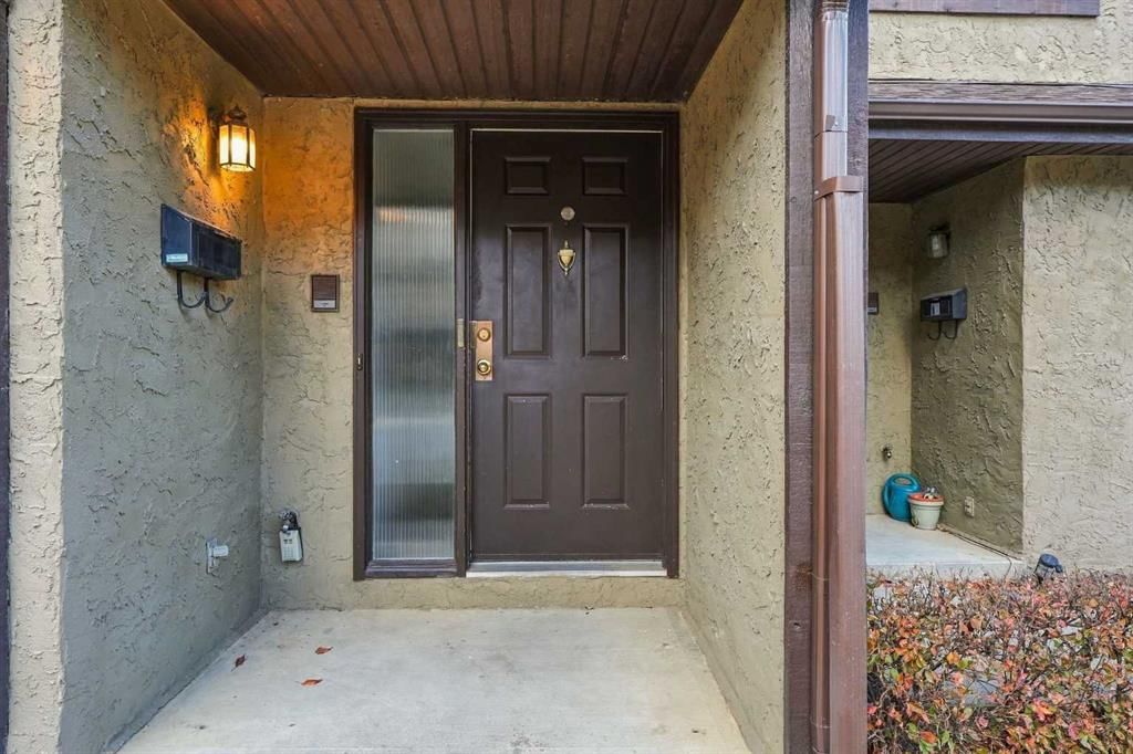 69 Glamis Gardens SW, Calgary — photo 3 of 44