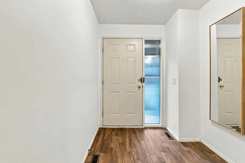 69 Glamis Gardens SW, Calgary — photo 4 of 44